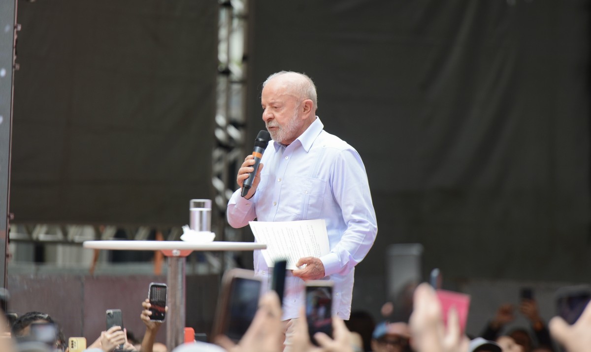 'Ninguém pode ser ministro da Suprema Corte para ficar rico', diz Lula durante comício