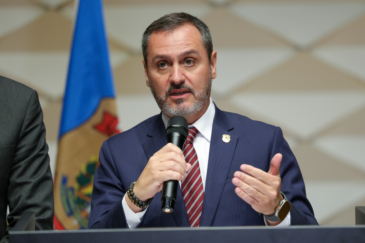 AGU celebra decisão de Fachin de suspender decisão que afastou Andrei Rodrigues da PF