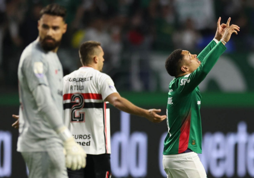 Expulsão muda jogo, e Palmeiras vence São Paulo pelo Brasileirão