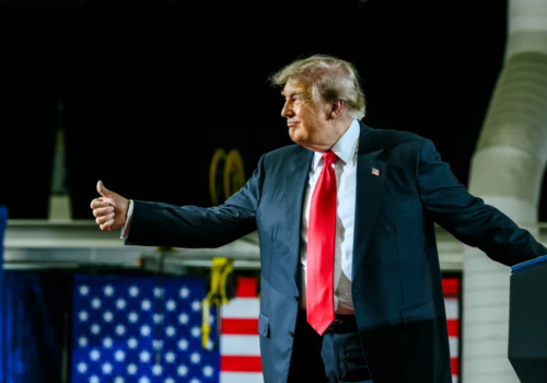Trump proíbe CNN e outros veículos de acessar Casa Branca e afirma que fará mais banimentos