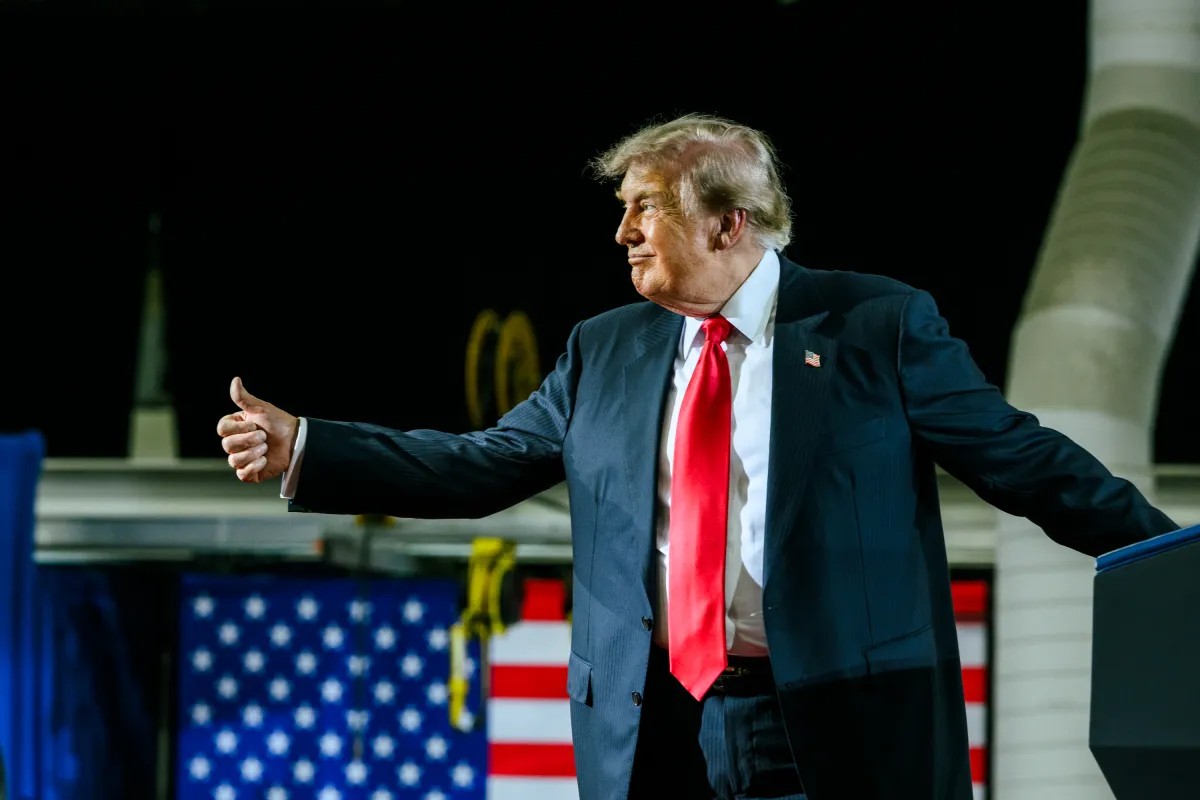 Trump proíbe CNN e outros veículos de acessar Casa Branca e afirma que fará mais banimentos