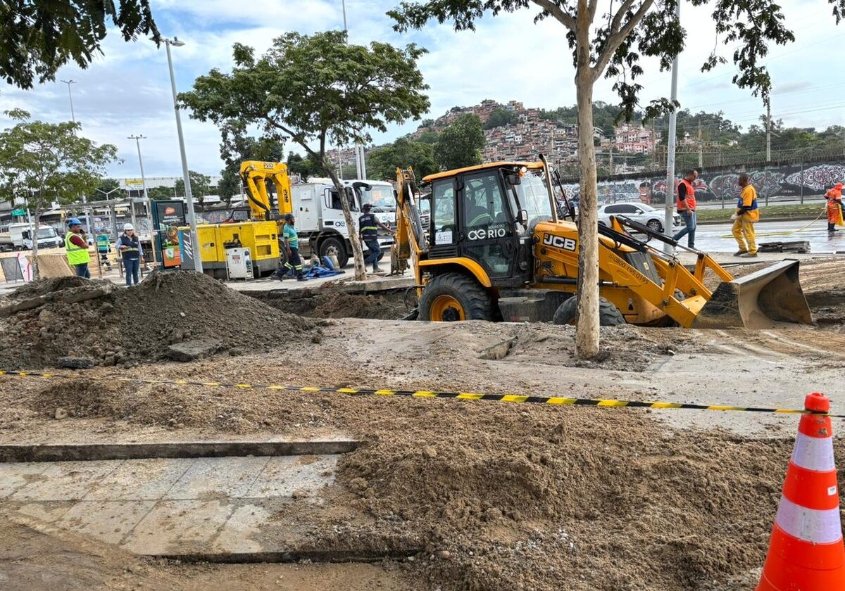 Adutora se rompe e abre cratera em frente ao Estádio do Maracanã; 19 bairros estão com abastecimento afetado