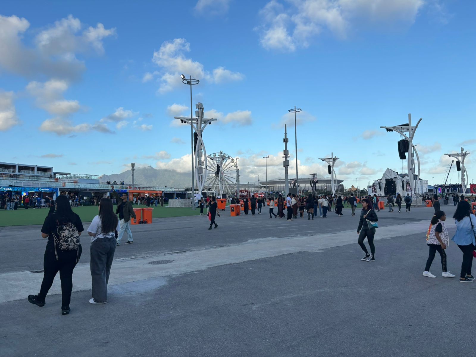 Público caminha pelo Rock in Rio 2026. — Foto: Cláudio Gabriel/CBN