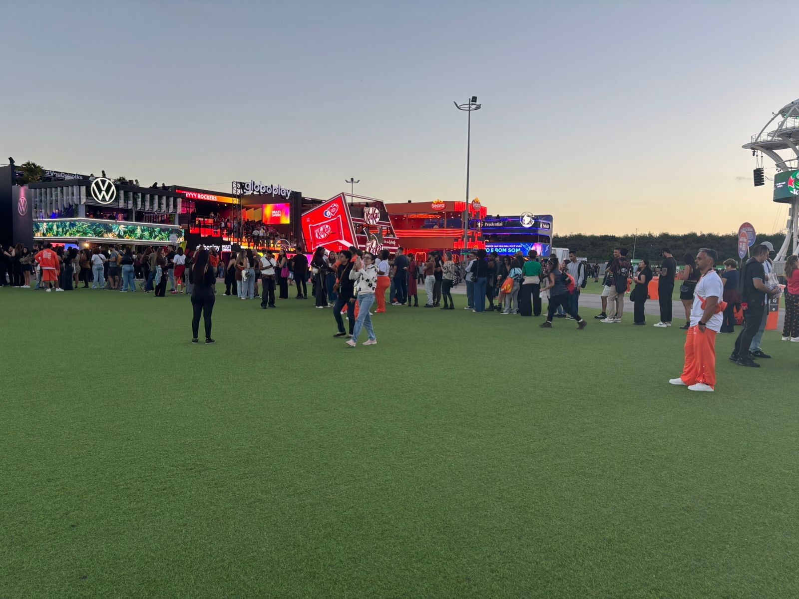 Público em fila para ativação no Rock in Rio 2026. — Foto: Cláudio Gabriel/CBN
