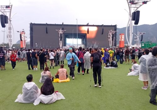 Rock in rio afirma estar atento a possíveis chuvas fortes e orienta público a levar capa