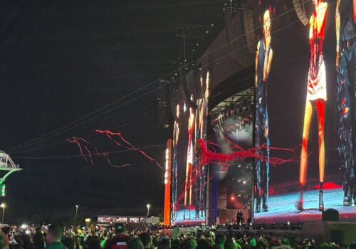 Fitas de show no Palco Mundo deixam mulher presa em tirolesa no Rock in Rio; veja vídeo