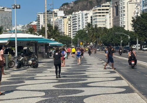 Após semanas de chuva, sol abre no Rio e gera movimentação nas praias