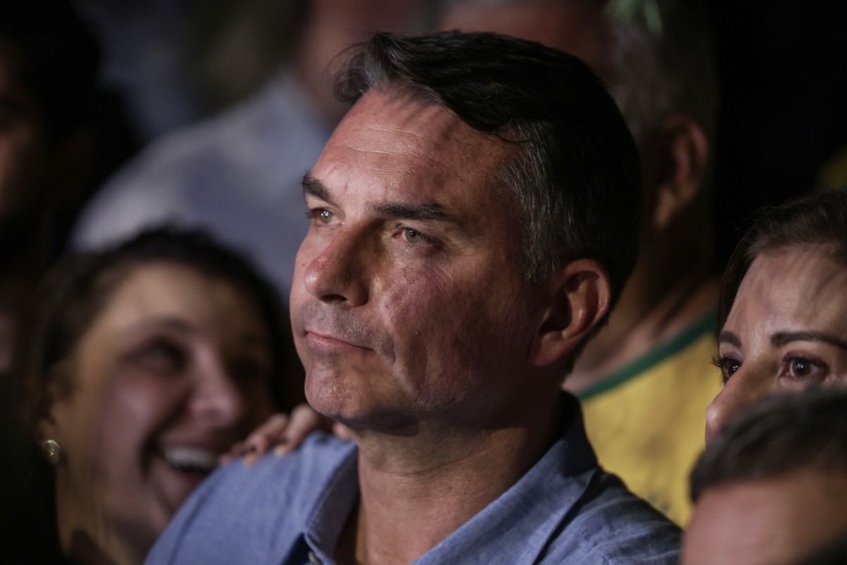 Flávio Bolsonaro foi para os EUA, diz aliado do senador à Reuters