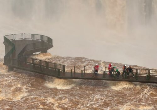 Cheia nas Cataratas: equipes retiram grandes da passarela da Garganta do Diabo