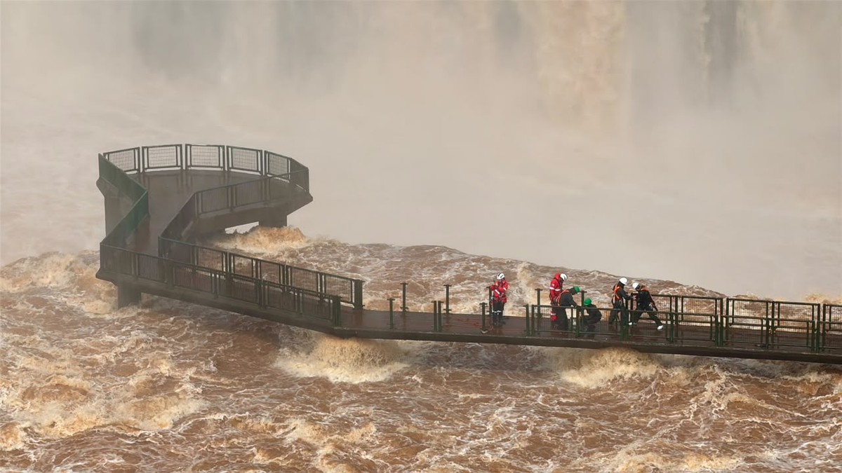 Cheia nas Cataratas: equipes retiram grandes da passarela da Garganta do Diabo