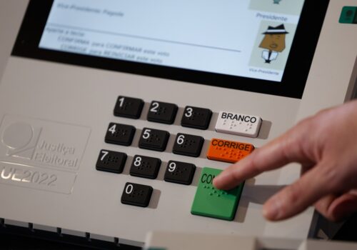 Eleitores vão às urnas neste domingo (4) para o primeiro turno das eleições