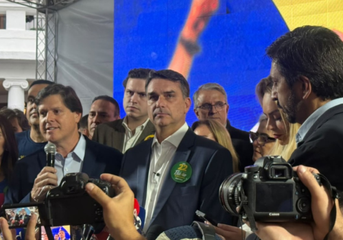 Flávio Bolsonaro diz que não vai participar de debate na TV Bandeirantes no domingo (18)
