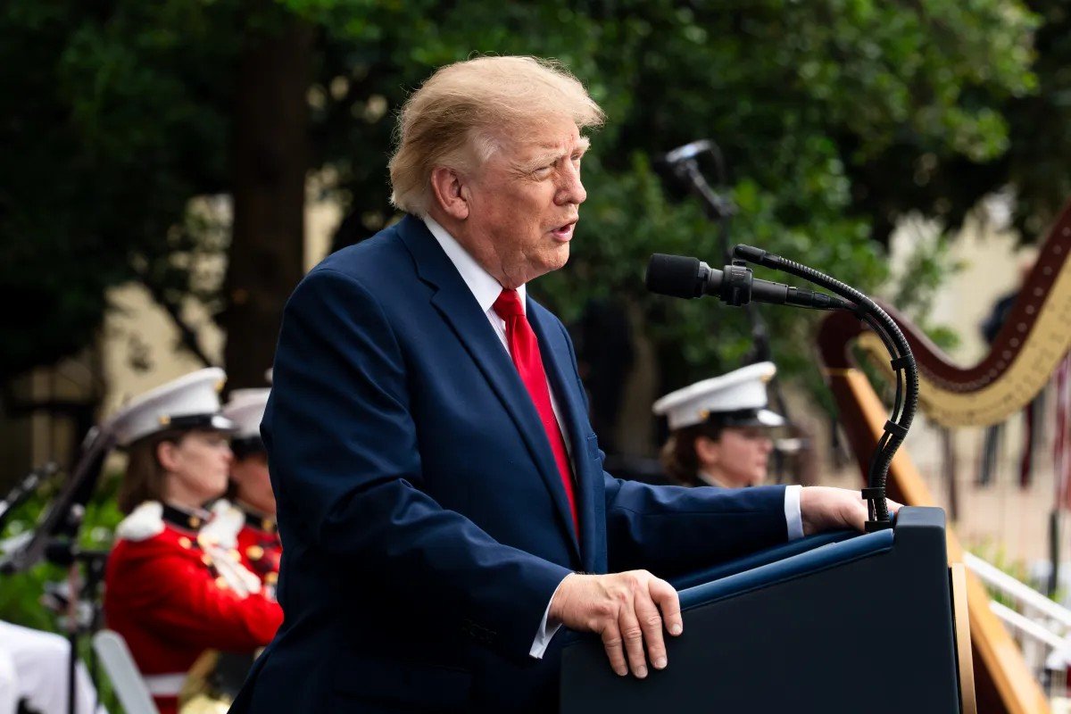 Trump diz que não vai se envolver na situação de Flávio Bolsonaro