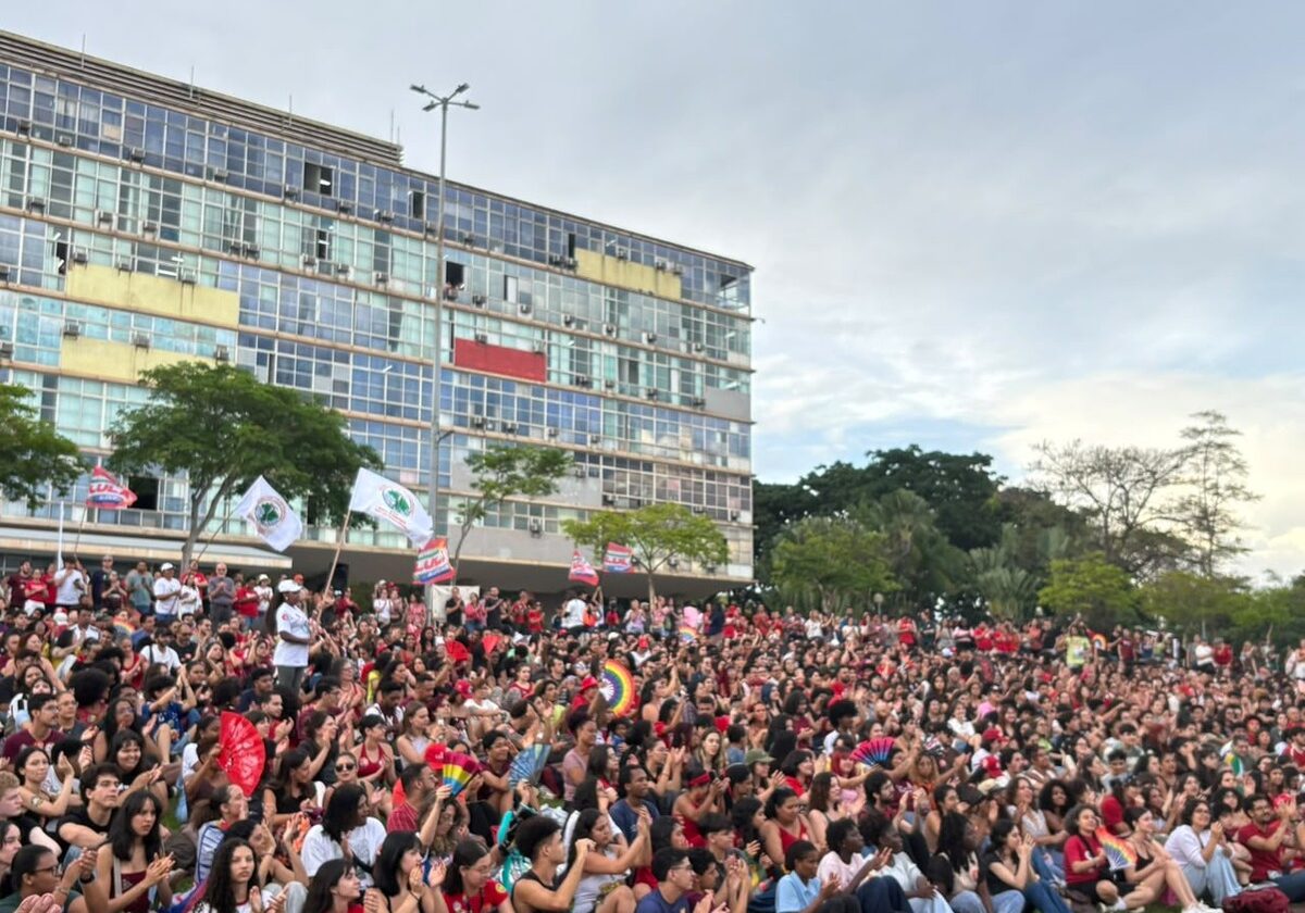 Estudantes da UFMG fazem ato em defesa da reeleição de Lula