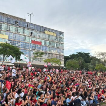 Estudantes da UFMG fazem ato em defesa da reeleição de Lula