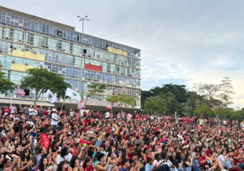 Estudantes da UFMG fazem ato em defesa da reeleição de Lula