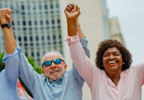 Lula faz caminhada no Rio com ataques à família Bolsonaro e discurso voltado à soberania nacional