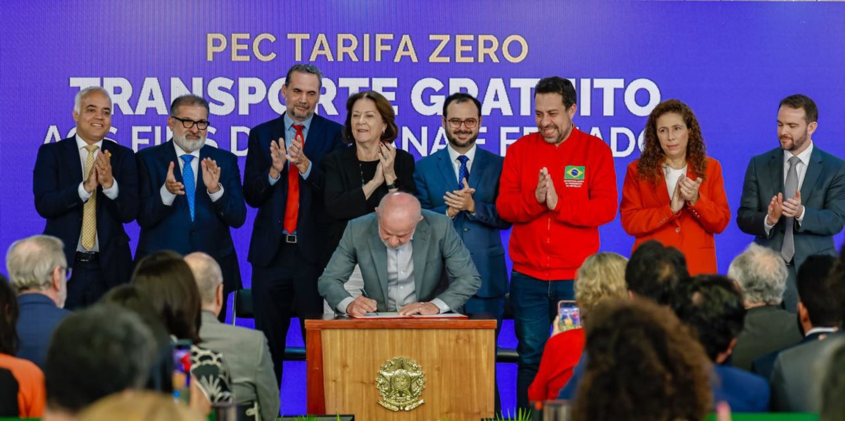 A quatro dias das eleições, Lula assina PEC que prevê tarifa zero no transporte público aos fins de semana