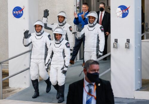 Voo da SpaceX com primeira comandante negra estabelece recorde histórico de velocidade