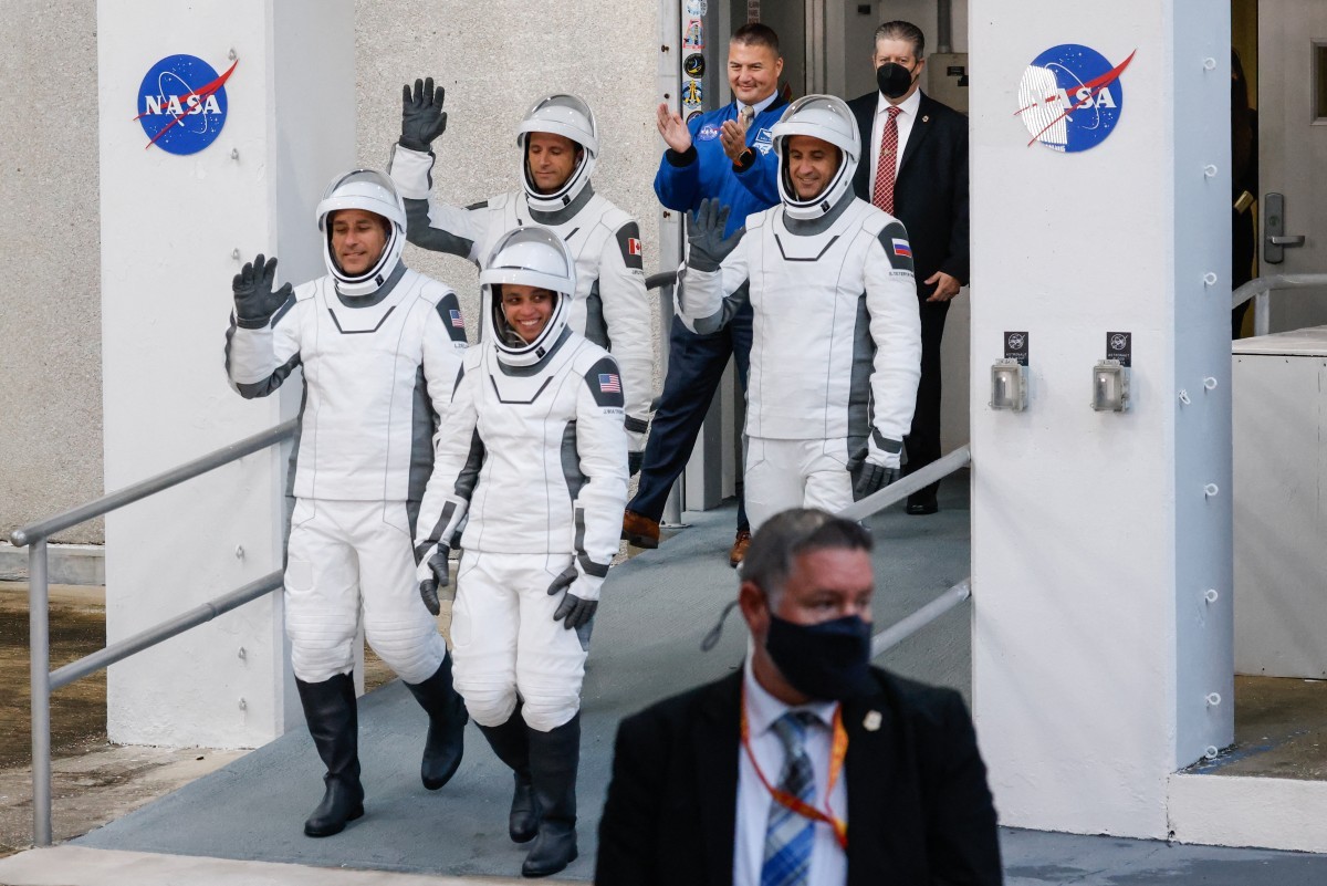Voo da SpaceX com primeira comandante negra estabelece recorde histórico de velocidade