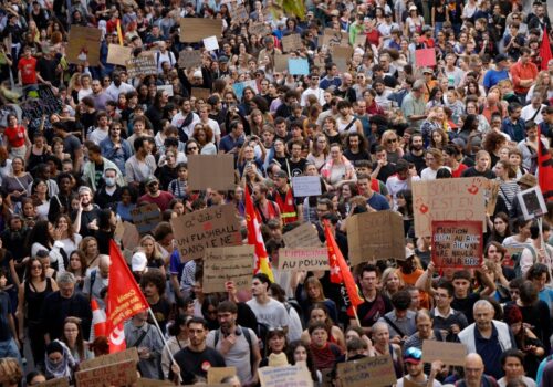 Governo francês suspende aulas do Ensino Médio até o fim da semana em meio a protestos de estudantes