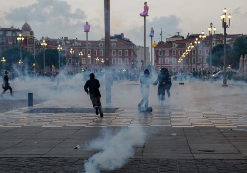 Mais de 550 mil franceses vão às ruas em todo país durante protestos contra custo de vida