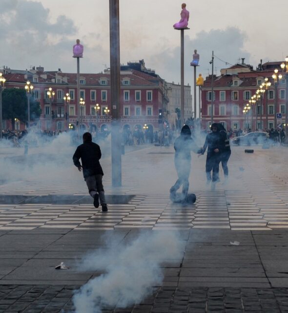 Mais de 550 mil franceses vão às ruas em todo país durante protestos contra custo de vida