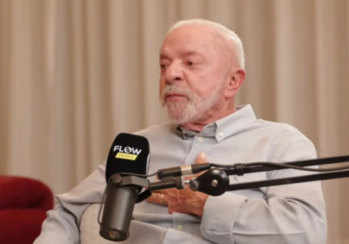 Lula chama Flávio Bolsonaro de 'vira-lata' e diz que não foi a debate porque adversários fariam 'gracinhas'
