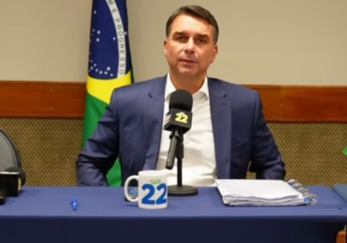 Flávio Bolsonaro diz que houve interferência do Judiciário contra a imprensa