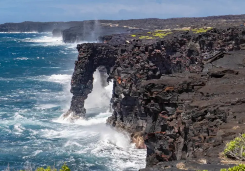 Famoso arco marinho natural em parque de vulcões do Havaí desaba após passagem de tempestade