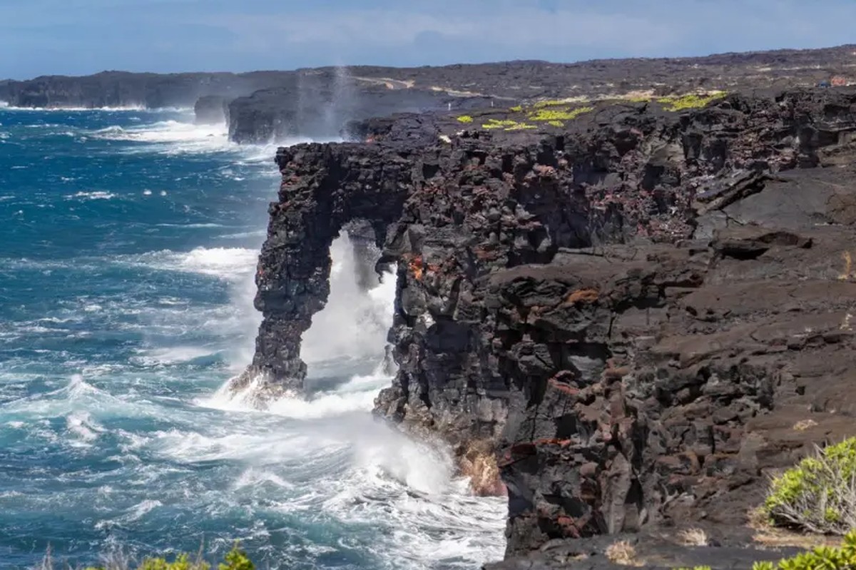 Famoso arco marinho natural em parque de vulcões do Havaí desaba após passagem de tempestade