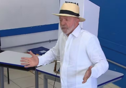 Lula vota em São Bernardo do Campo acompanhado de aliados
