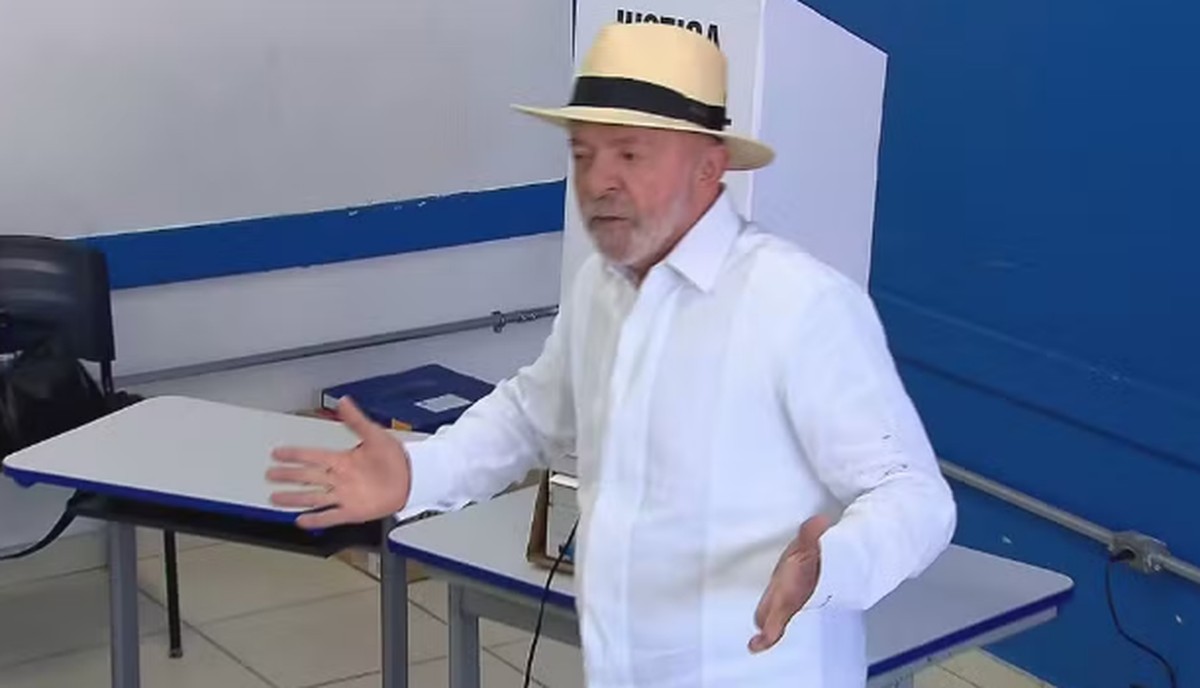 Lula vota em São Bernardo do Campo acompanhado de aliados
