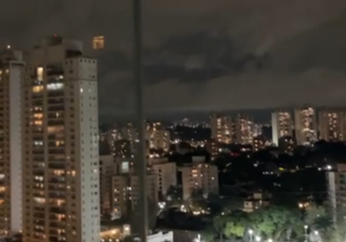 Manifestantes fazem panelaço durante entrevista de Flávio Bolsonaro à TV Globo