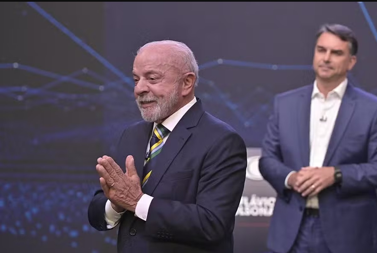 Lula diz que fuga de Flávio Bolsonaro é 'vergonhosa': 'Se saiu escondido, deve alguma coisa'