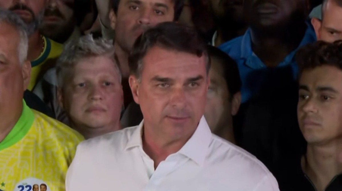 Flávio Bolsonaro pode ser preso por descumprir ordem sobre entrega de passaportes, avaliam especialistas