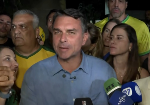 Após 1º turno, Flávio Bolsonaro diz que resultado representa 'mudança' e decreta 'fim da era do PT'