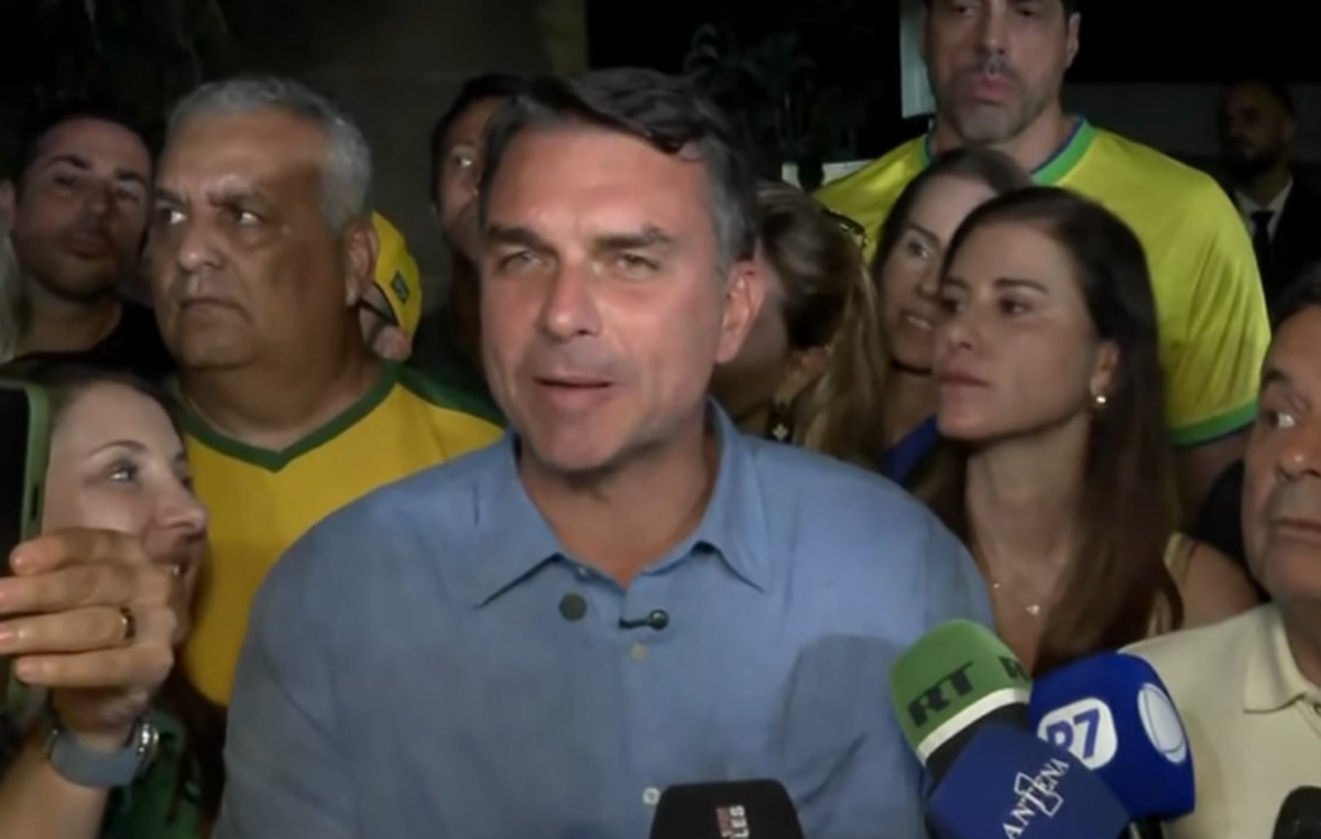 Após 1º turno, Flávio Bolsonaro diz que resultado representa 'mudança' e decreta 'fim da era do PT'