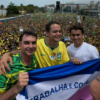 Flávio Bolsonaro realiza ato de campanha na Praia de Camburi, em Vitória (ES)