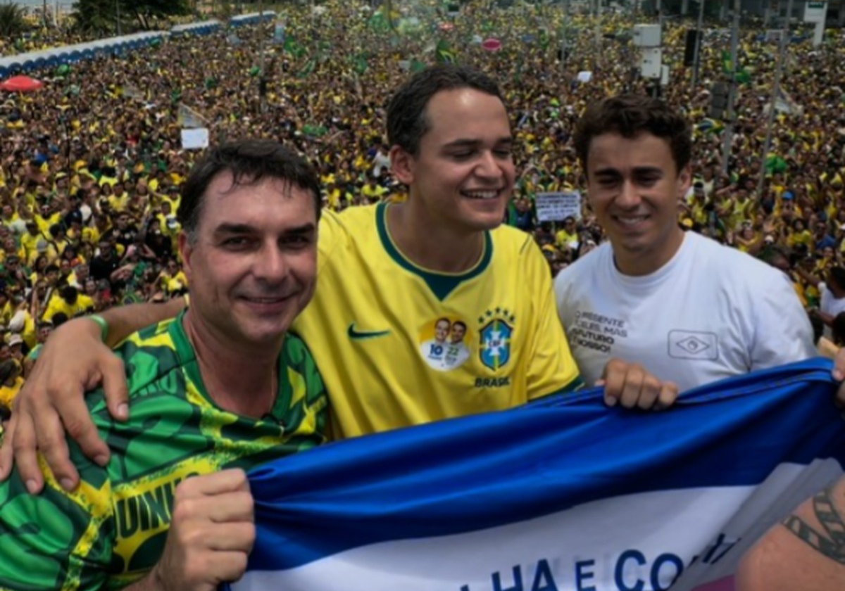 Flávio Bolsonaro realiza ato de campanha na Praia de Camburi, em Vitória (ES)