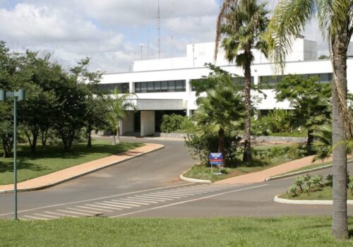 PF cumpre mandados de busca e apreensão contra suspeitos de ameaça a embaixada dos EUA