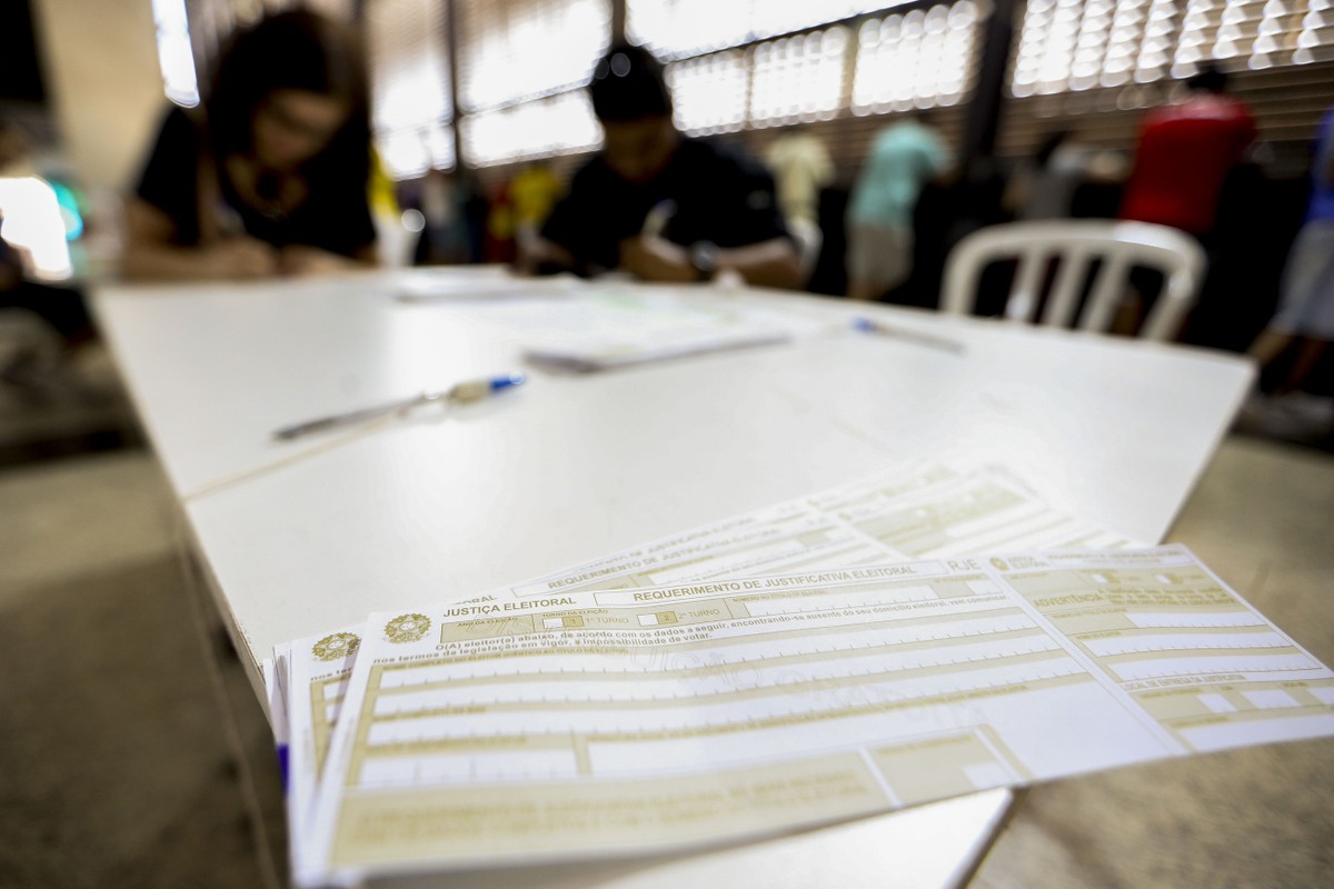 O que acontece se a falta não for justificada no segundo turno?