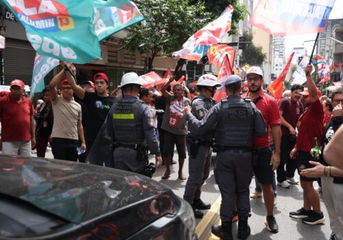 Carreata de Lula em SP tem confusão entre PM e organizadores, que acusam agentes de tentar impedir ato