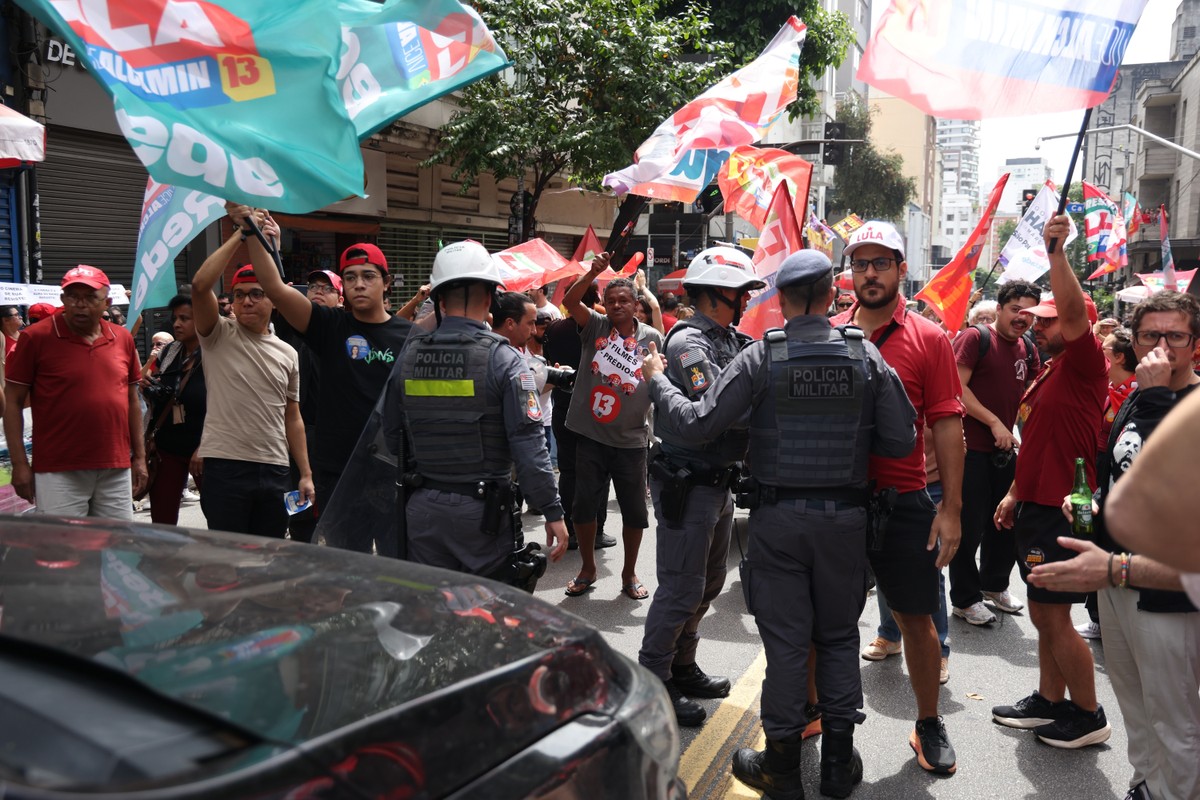 Carreata de Lula em SP tem confusão entre PM e organizadores, que acusam agentes de tentar impedir ato