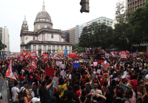 Estudantes realizam manifestação no Rio nesta quarta-feira (7) em defesa da reeleição de Lula