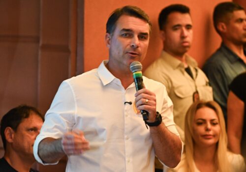 Flávio Bolsonaro articula proposta de anistia para o pai com aliados no Congresso