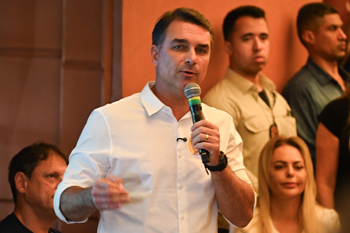 Flávio Bolsonaro articula proposta de anistia para o pai com aliados no Congresso