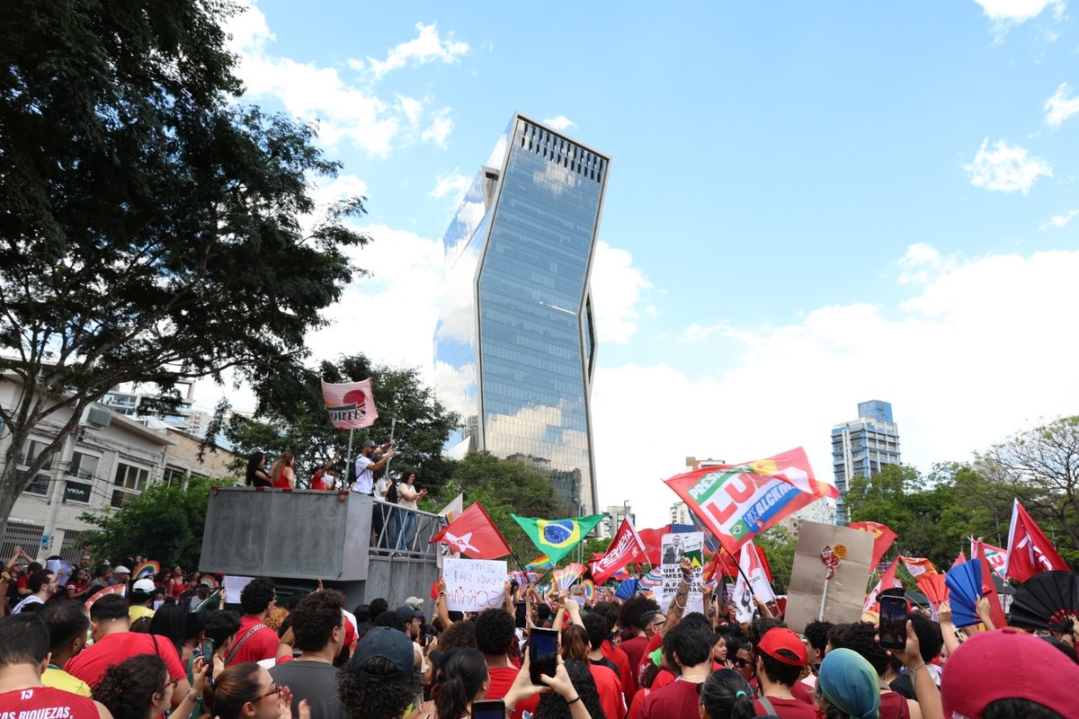 Lula se prepara para debate enquanto apoiadores realizam mobilizações em São Paulo