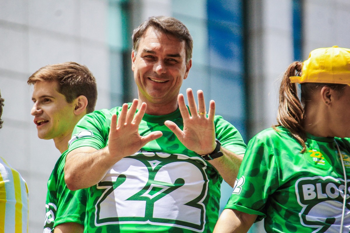 Ato de Flávio Bolsonaro na Avenida Paulista tem críticas a Lula e mobilização de aliados