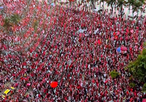 Ato de apoio à reeleição de Lula reúne milhares de apoiadores em Copacabana, no Rio